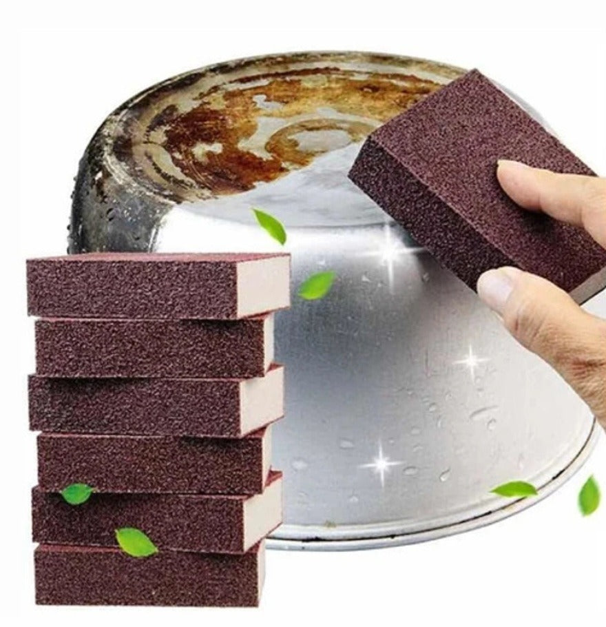Set de esponjas abrasivas y una mano frotando una olla de acero con grasa pegada