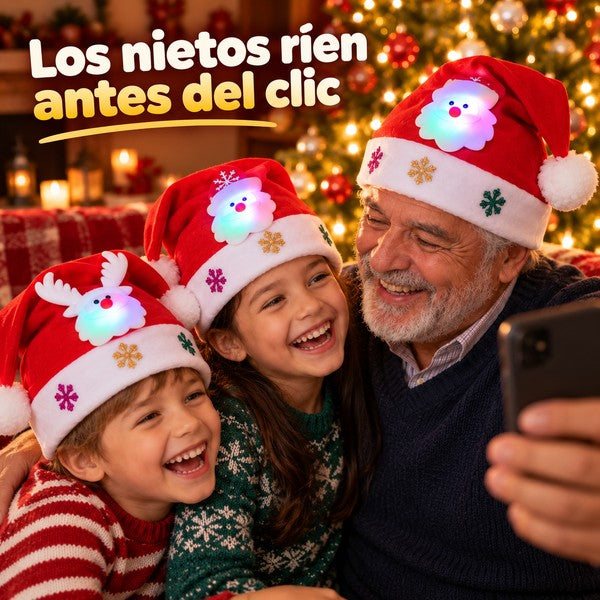 Abuelo y nietos con gorros navideños encendidos sacándose una selfie