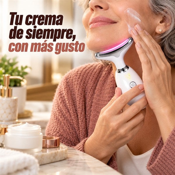 Mujer aplicando su crema facial y usando el masajeador GlowMasaje
