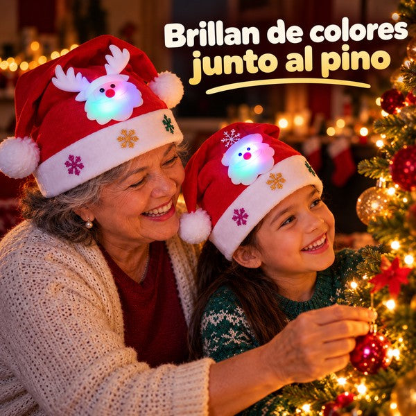 Abuela y nieta con gorros navideños encendidos junto al pino