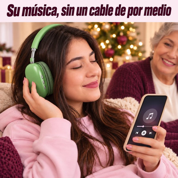 Joven escuchando música con los audífonos AudioMío sin cables