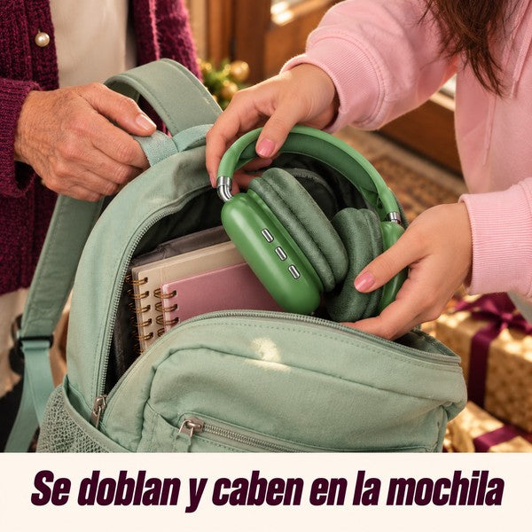 Audífonos AudioMío doblados entrando a una mochila