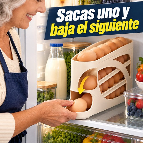 Mano tomando un huevo de la huevera rodante