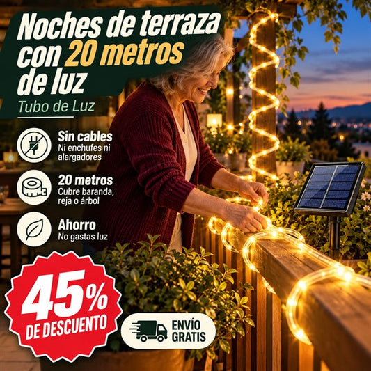 Mujer instalando el Tubo de Luz en la baranda de una terraza al anochecer, con 45% de descuento y envío gratis